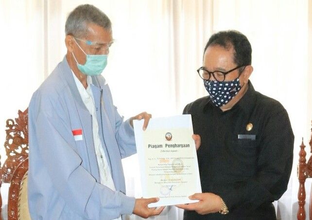 podiumnews.com-Cok Ace Terima Lencana Kehormatan Monumen Perjuangan Bangsal 